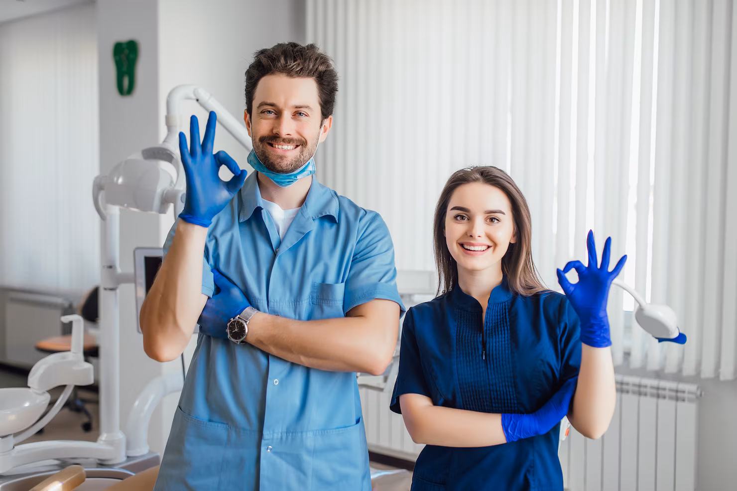 foto dentista sonriente pie brazos cruzados su colega mostrando signo bien 496169 1043